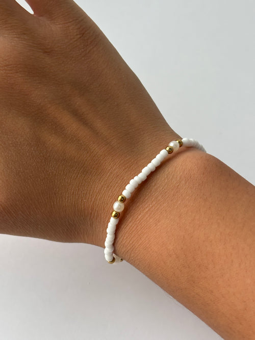 Classy white gold Pearl bracelet