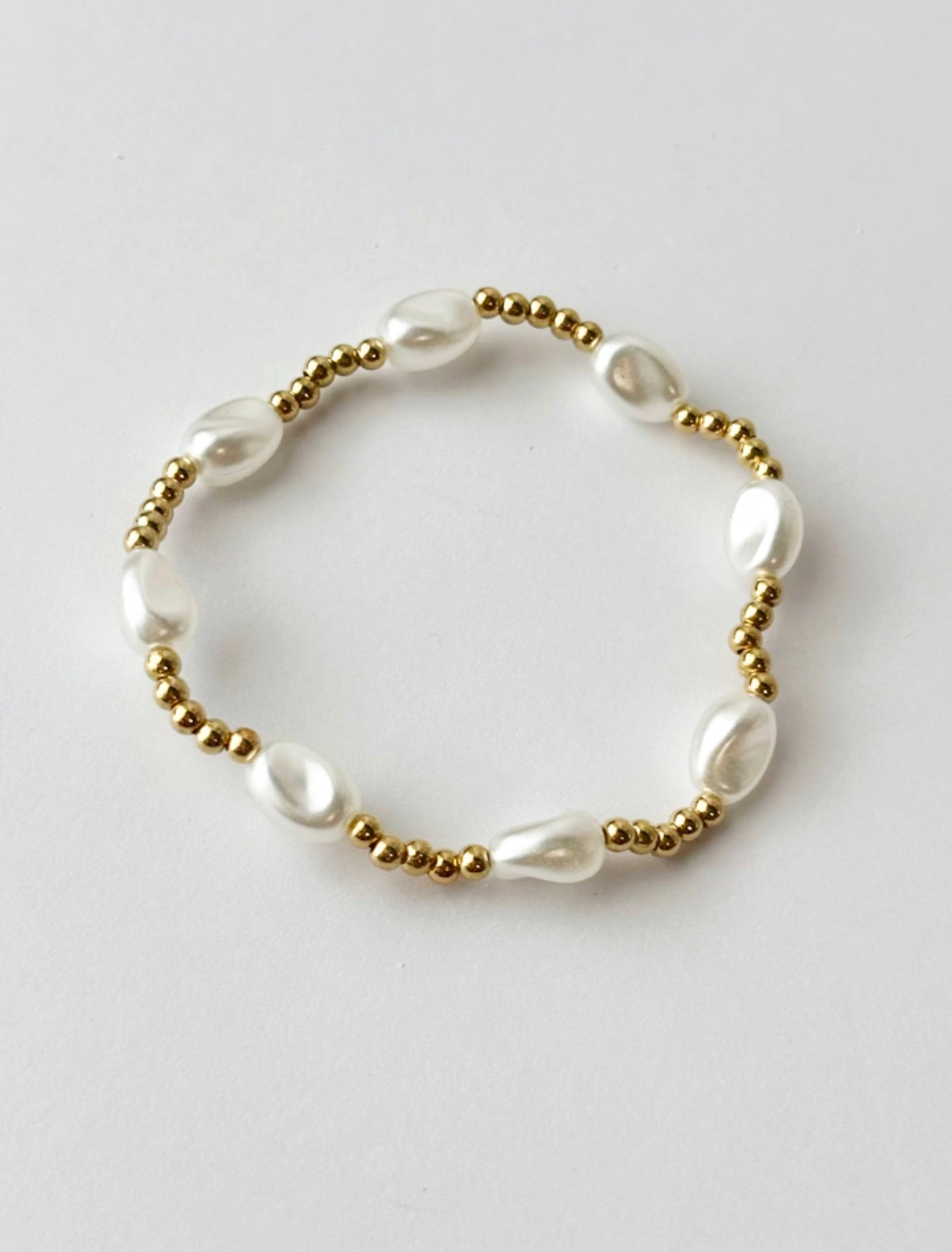 Elegant gold bracelet